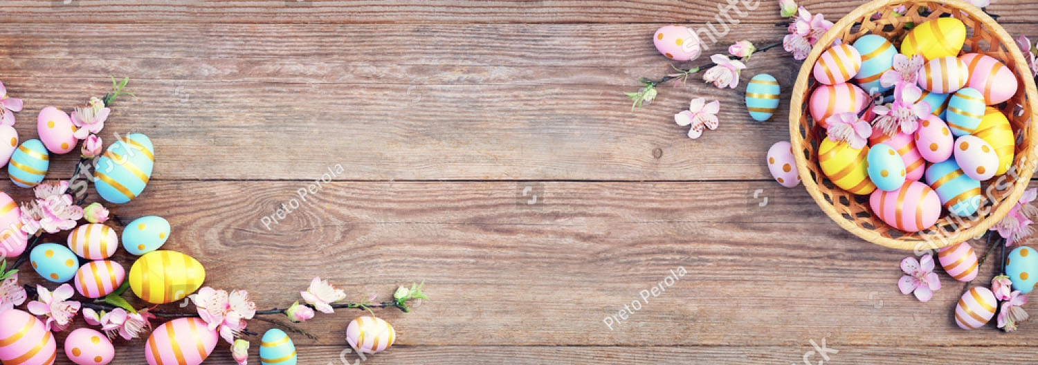 Плакат на Пасху с яйцами на деревянном столе