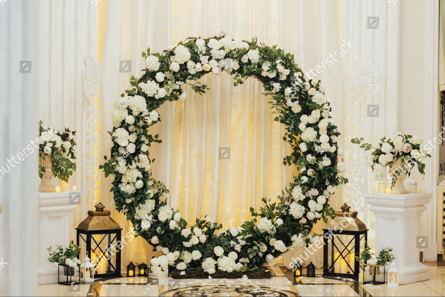 Фотозона из цветов на свадьбу