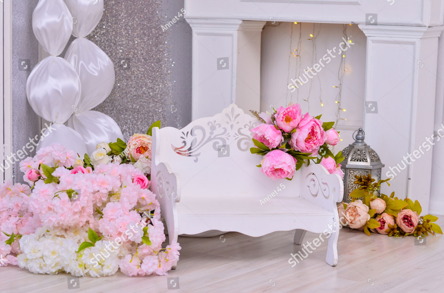 Фотозона на свадьбу с большими цветами