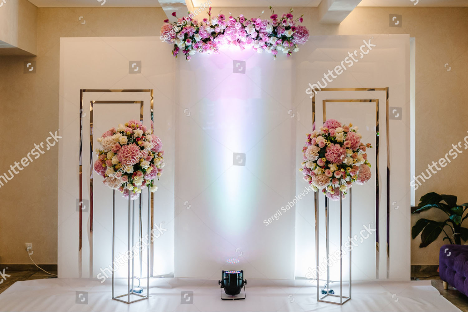 Фотозона с цветами на свадьбу