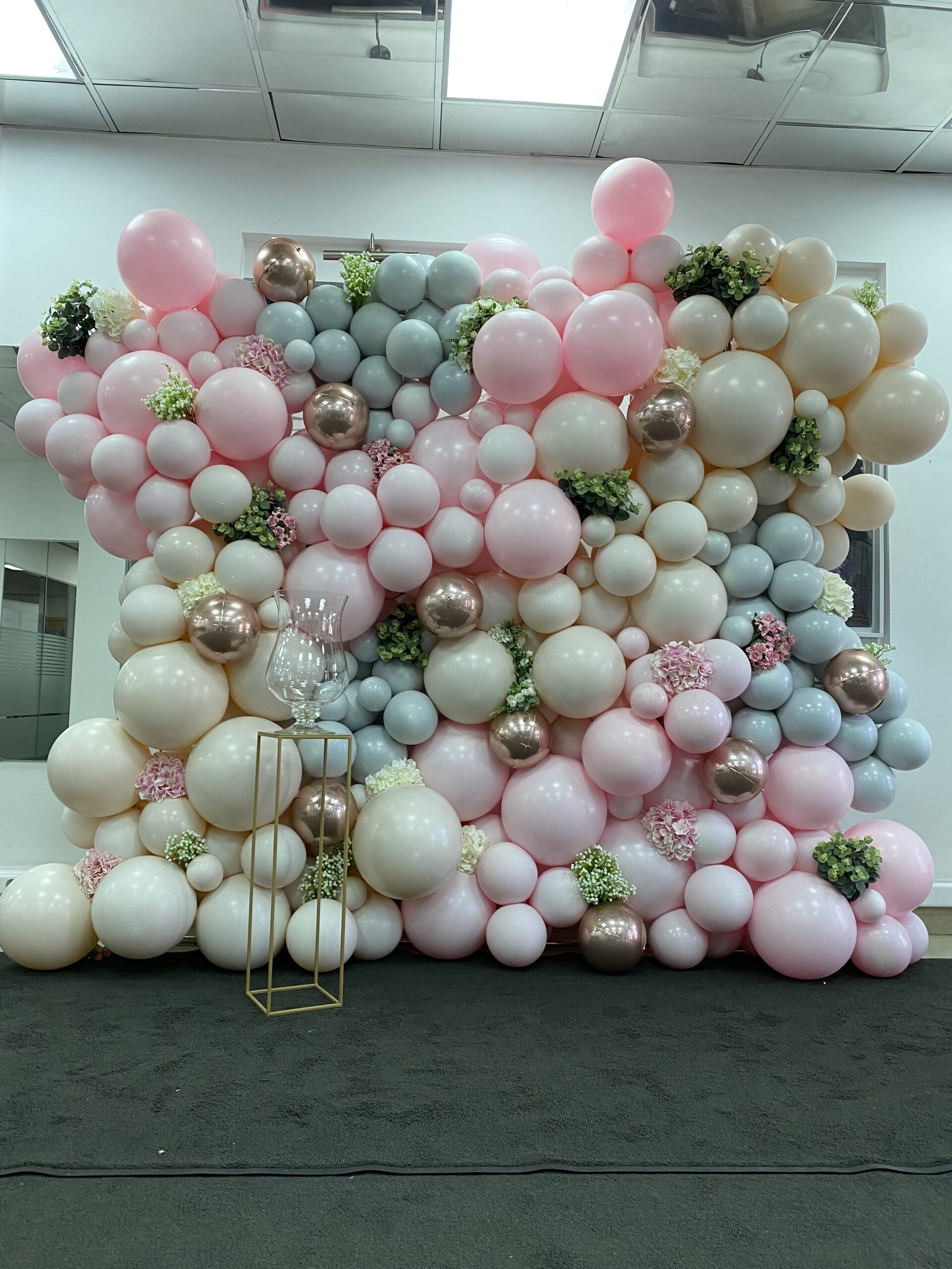 Фотозона стена из шаров и цветов