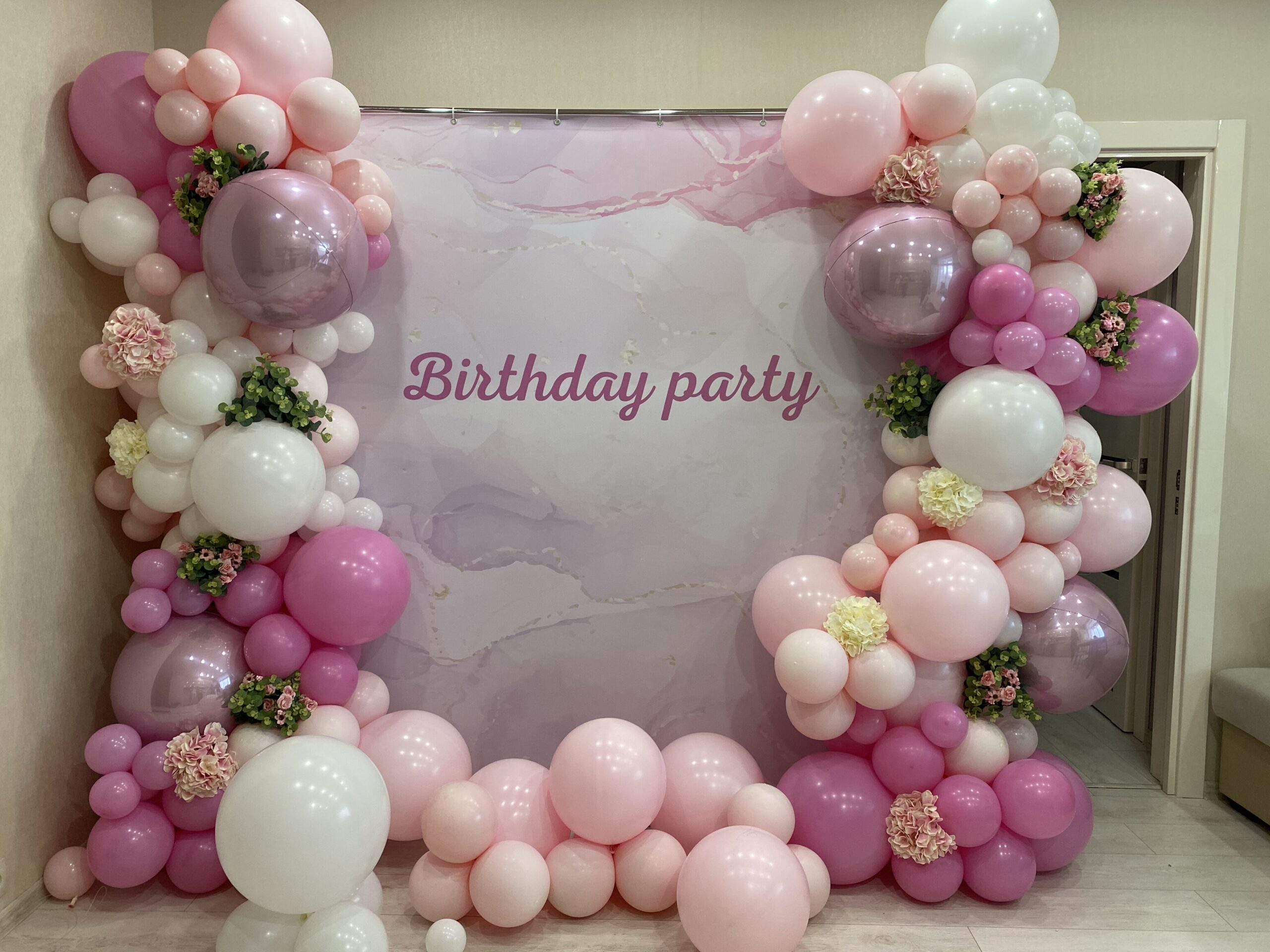 Фотозона на день рождения из розовых шаров